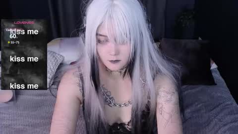 Snapshot of ravens_nest_ chatting on October 19, 5:06 pm Raven online show from October 19, 5:06 pm