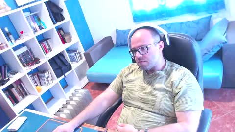 ravingr3d3 online show from April 3, 3:30 pm