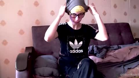 Snapshot of raziel_haze chatting on September 17, 9:35 am Yrriel Strife Candy-Demon Caveboy mr. Cringe online show from September 17, 9:35 am