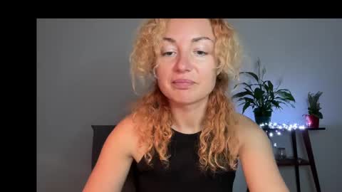 Snapshot of reddgirll chatting on March 5, 9:59 pm reddgirll online show from March 5, 9:59 pm