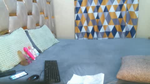remmyqueen online show from May 3, 9:43 pm