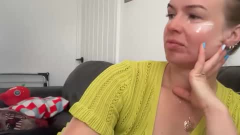 riana894237 online show from April 9, 11:05 am