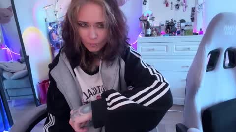   DianaBrite            fansl y online show from February 6, 9:35 am