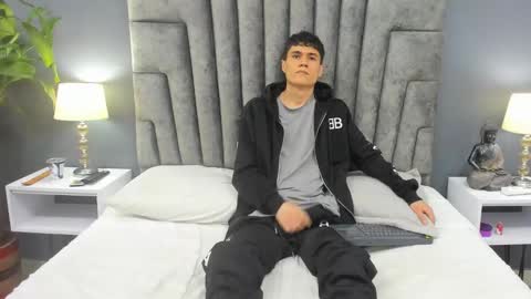 Snapshot of roan_birkin chatting on February 21, 8:38 pm Roan Birkin online show from February 21, 8:38 pm