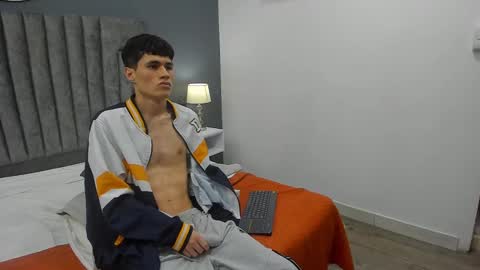 Snapshot of roan_birkin chatting on February 24, 10:47 pm Roan Birkin online show from February 24, 10:47 pm