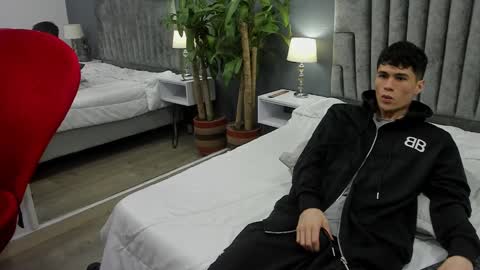 Snapshot of roan_birkin chatting on February 17, 1:47 am Roan Birkin online show from February 17, 1:47 am
