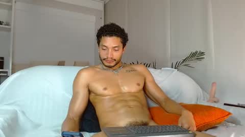 Snapshot of roby_millerr chatting on February 27, 9:36 pm roby_millerr online show from February 27, 9:36 pm