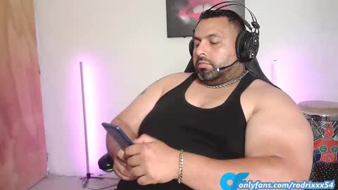 Snapshot of rodrixxx54 chatting on December 10, 2:38 am rodrixxx54 online show from December 10, 2:38 am