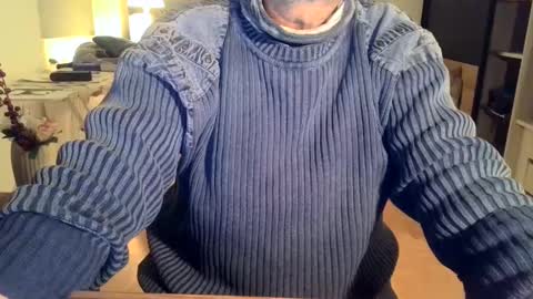 Snapshot of rolandloser1000 chatting on January 30, 5:39 pm rolandloser1000 online show from January 30, 5:39 pm
