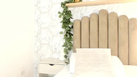 Snapshot of roma_love_ chatting on March 1, 11:28 am online show from March 1, 11:28 am