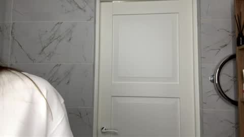 Ketlyn  is here now  help me get 50 thumbs up pls  online show from April 9, 10:10 am