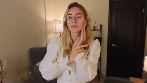 Snapshot of rosa_jones_ chatting on October 9, 8:09 am Emma online show from October 9, 8:09 am
