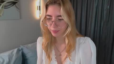 Snapshot of rosa_jones_ chatting on October 10, 8:20 am Emma online show from October 10, 8:20 am