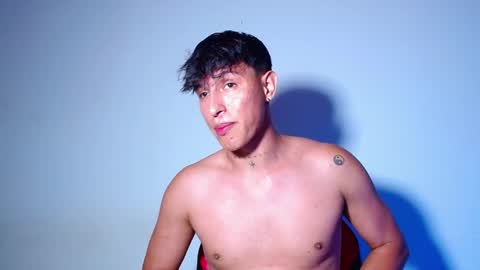 rowanboy23 online show from May 5, 1:34 am