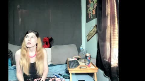 roxihazeleyes online show from April 1, 7:33 pm