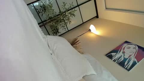 Snapshot of roxxana227 chatting on October 5, 8:12 am Rox online show from October 5, 8:12 am