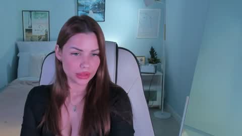 Roxy follow me online show from May 6, 2:01 pm