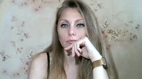 roxyfox18x01 online show from May 6, 6:30 am