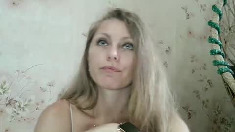 Snapshot of roxyfox18x01 chatting on October 10, 7:14 am roxyfox18x01 online show from October 10, 7:14 am