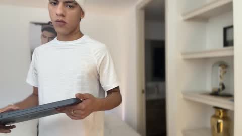  R U S S E L L  online show from November 27, 6:26 pm