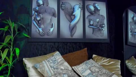 Ryan independent model online show from December 5, 11:45 pm