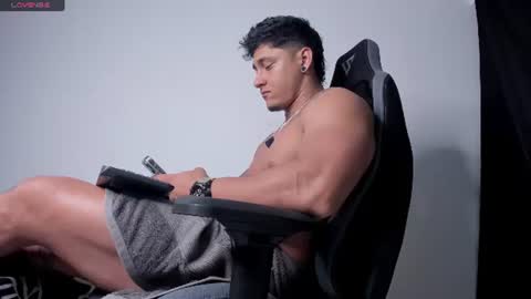 ryanwhite3 online show from July 27, 11:35 pm