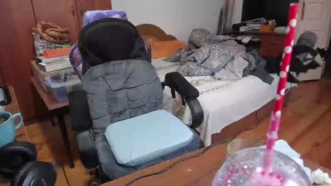 1141323  my Lord Mister Max   moms treasure online show from January 19, 9:44 am