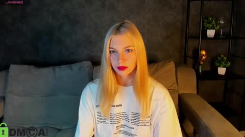 Snapshot of sabrina_moun chatting on October 18, 9:24 am sabrina_moun online show from October 18, 9:24 am