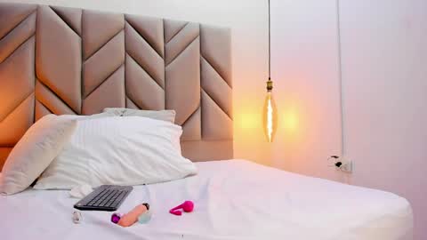 Sabrina Vantress online show from April 5, 5:48 am