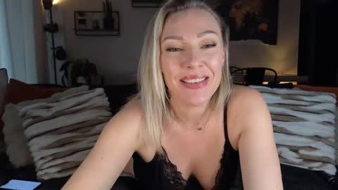 Snapshot of sacha__xx chatting on February 18, 1:11 pm sacha__xx online show from February 18, 1:11 pm