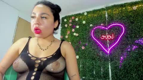 Snapshot of salome_domi chatting on February 19, 6:43 pm salome online show from February 19, 6:43 pm