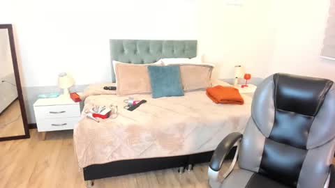 Snapshot of sam_and_molly chatting on January 27, 7:24 pm Sam and Molly online show from January 27, 7:24 pm