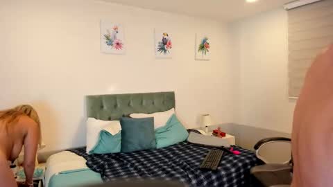 Snapshot of sam_and_molly chatting on February 12, 10:04 pm Sam and Molly online show from February 12, 10:04 pm