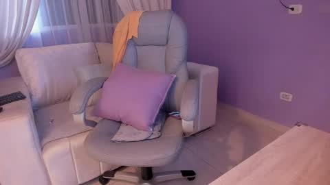 samantha_thompsoon online show from April 7, 10:45 pm