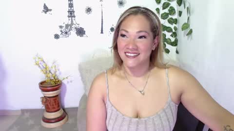 Snapshot of samira_lennox chatting on February 9, 12:41 pm SAMIRA online show from February 9, 12:41 pm