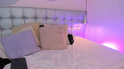 Snapshot of sammybrunette1 chatting on February 13, 11:04 pm Axel online show from February 13, 11:04 pm