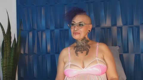 Snapshot of sandyrosee_ chatting on February 21, 9:11 pm Sandy Rose online show from February 21, 9:11 pm