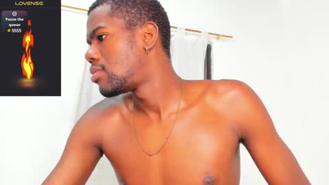 Snapshot of santi_brown1 chatting on February 4, 11:27 pm Santibrown online show from February 4, 11:27 pm