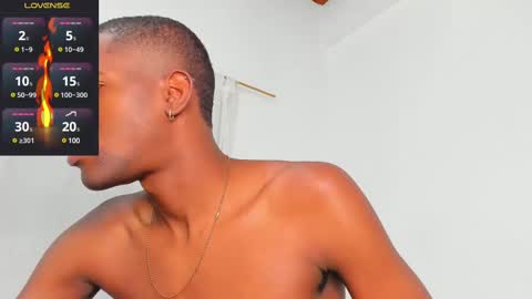 Snapshot of santi_brown1 chatting on February 9, 6:01 am Santibrown online show from February 9, 6:01 am