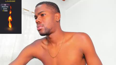 Snapshot of santi_brown1 chatting on February 23, 10:42 pm Santibrown online show from February 23, 10:42 pm