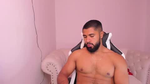 santiago_huntt online show from February 6, 12:15 pm