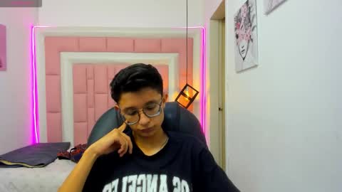 santiago_russo18 online show from February 26, 2:09 pm