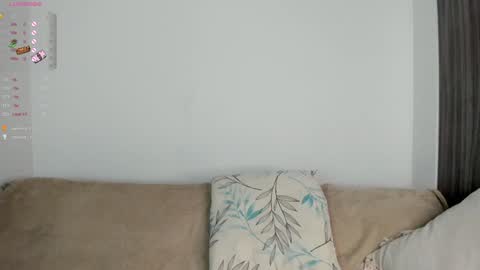 Snapshot of sara_kim_ chatting on January 27, 1:59 am Sara new account give me thomb up Follow me help me reach 15k followers again online show from January 27, 1:59 am