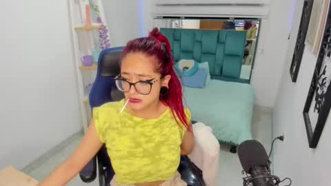 sara_red_x online show from April 10, 6:41 am