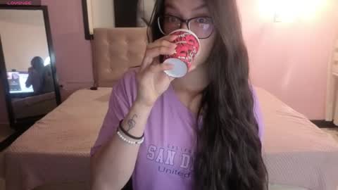 sara_valderrama_ online show from May 4, 1:06 pm