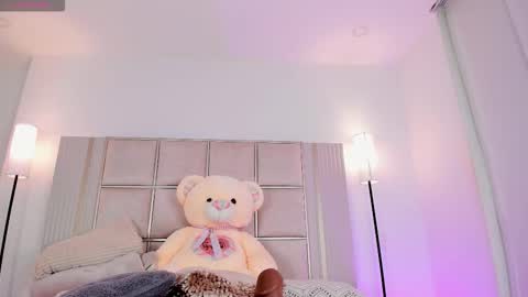 Snapshot of saraa_milleer chatting on October 16, 9:57 pm Sara Miller online show from October 16, 9:57 pm