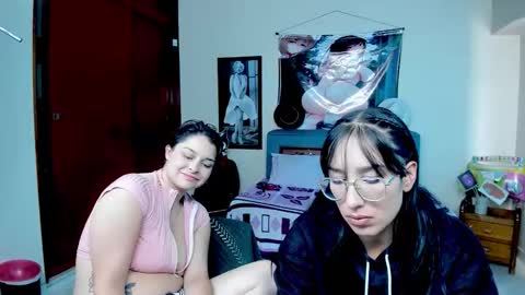 Snapshot of saraandmarilyn chatting on October 2, 4:39 pm Alahia and Marilyn online show from October 2, 4:39 pm