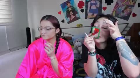 Snapshot of saraandmarilyn chatting on February 12, 1:59 pm Alahia and Marilyn online show from February 12, 1:59 pm