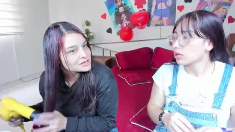 Snapshot of saraandmarilyn chatting on February 22, 1:35 pm Alahia and Marilyn online show from February 22, 1:35 pm