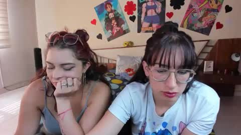 Snapshot of saraandmarilyn chatting on February 11, 6:33 pm Alahia and Marilyn online show from February 11, 6:33 pm